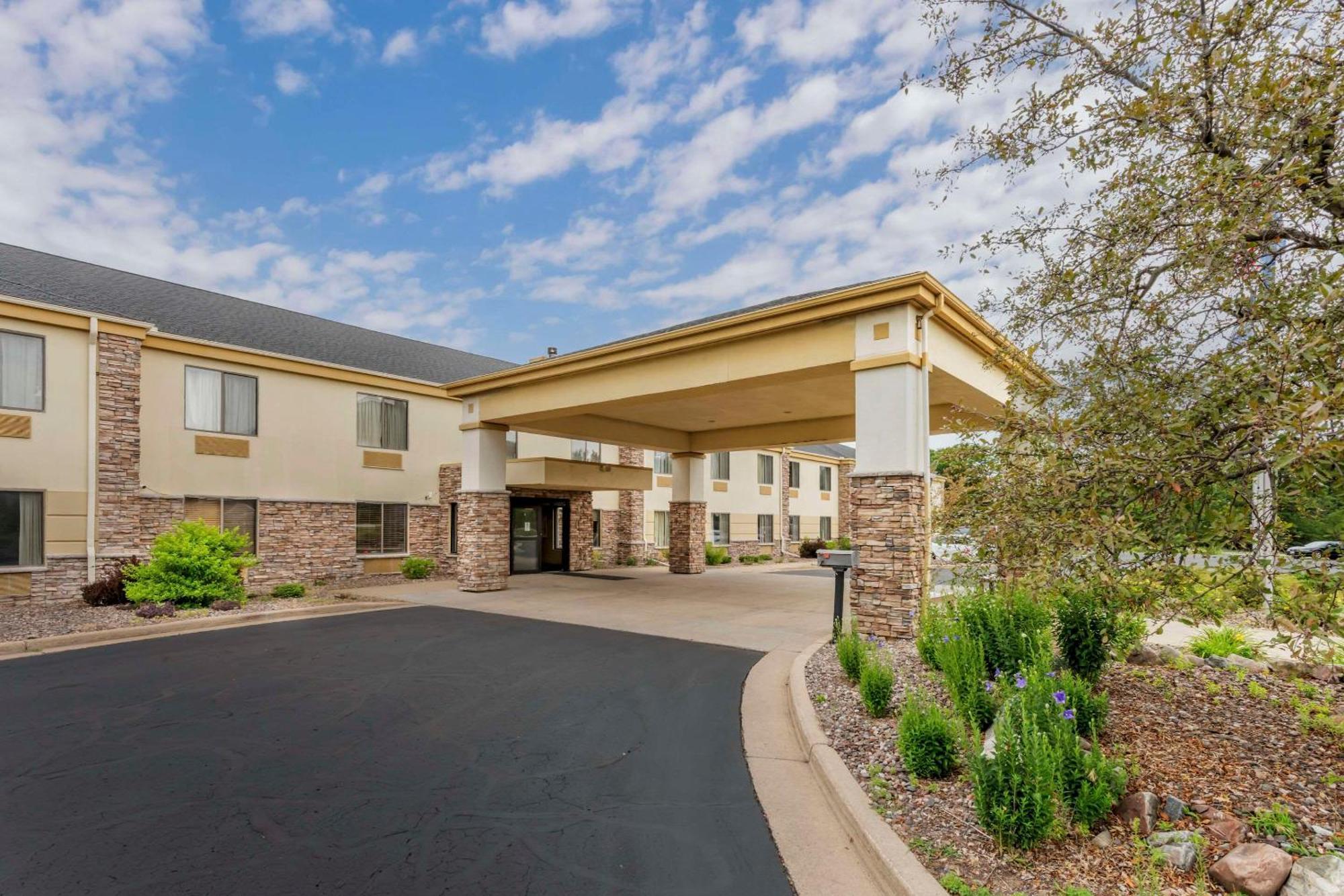 Comfort Inn & Suites Black River Falls I-94 Exterior photo